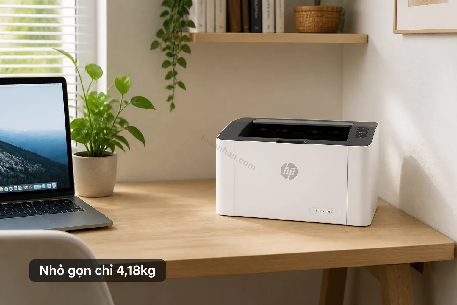 Thiết kế nhỏ gọn của máy in HP Laser 108A đặt trên bàn làm việc văn phòng nhỏ