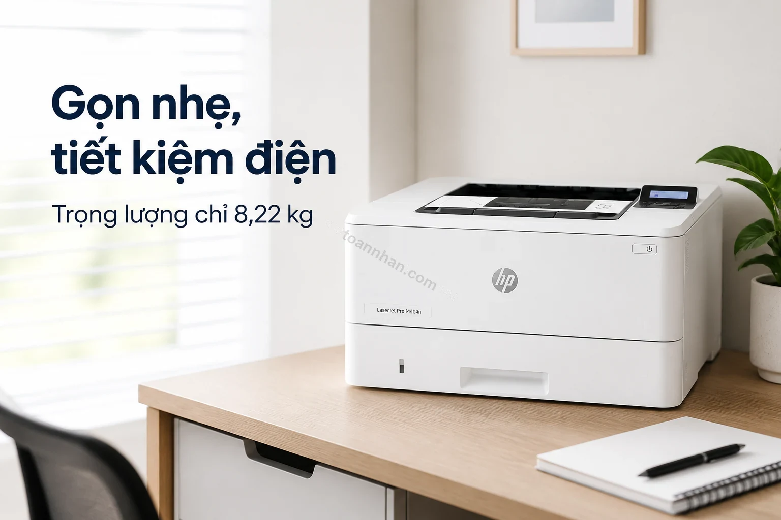 Máy in HP LaserJet Pro M404n kích thước gọn nhẹ trên bàn làm việc