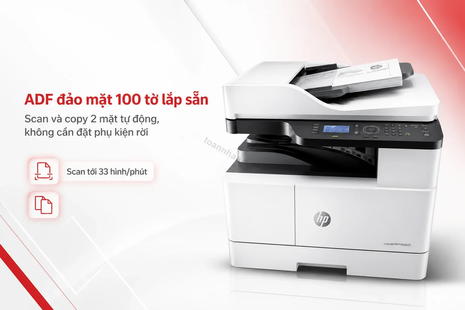 Khay ADF đảo mặt 100 tờ lắp sẵn trên HP M42625dn đang nạp một tập tài liệu để scan