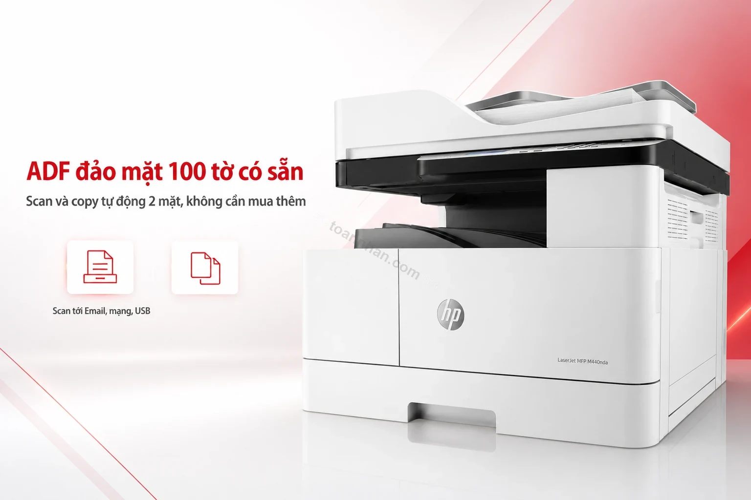Khay ADF đảo mặt 100 tờ của HP M440nda đang nạp một tập tài liệu để scan hàng loạt